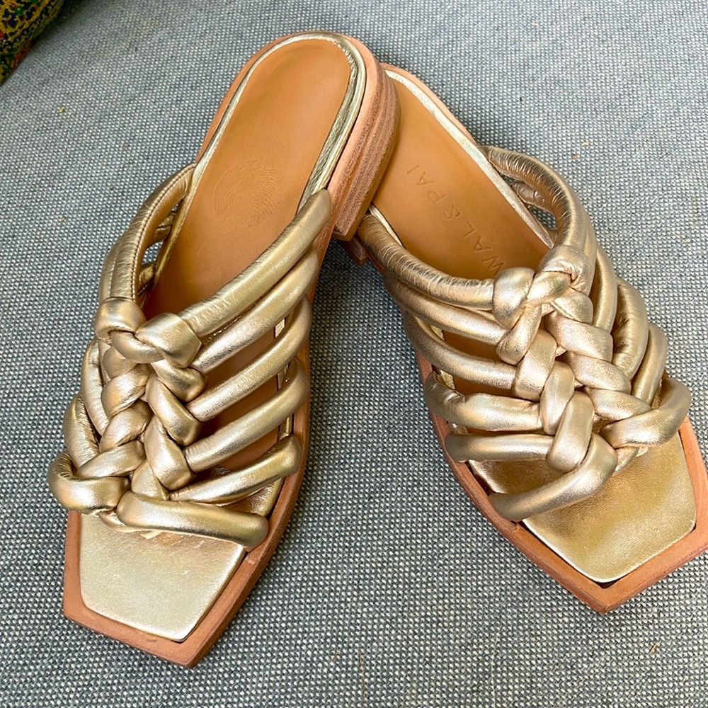 WAL & PAI Gold leather puffer square toe sandals